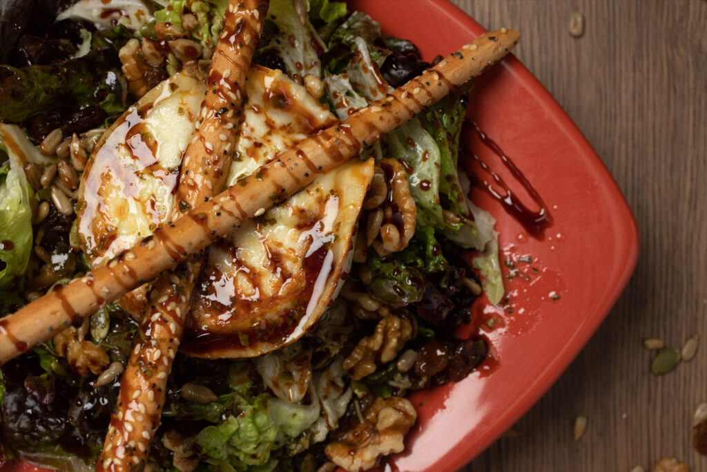 Ensalada rulo de cabra Hamburguesa | restaurante bocatería Mossega'm Blanes