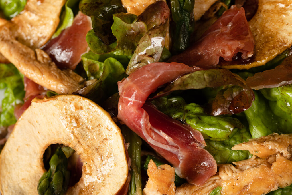 TIBIA ENSALADA DE TIRAS DE POLLO CON CRUJIENTE DE MANZANA