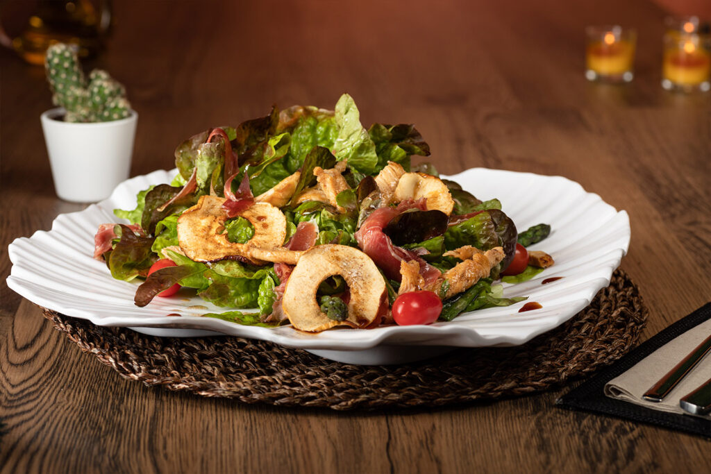 TIBIA ENSALADA DE TIRAS DE-POLLO CON CRUJIENTE DE MANZANA